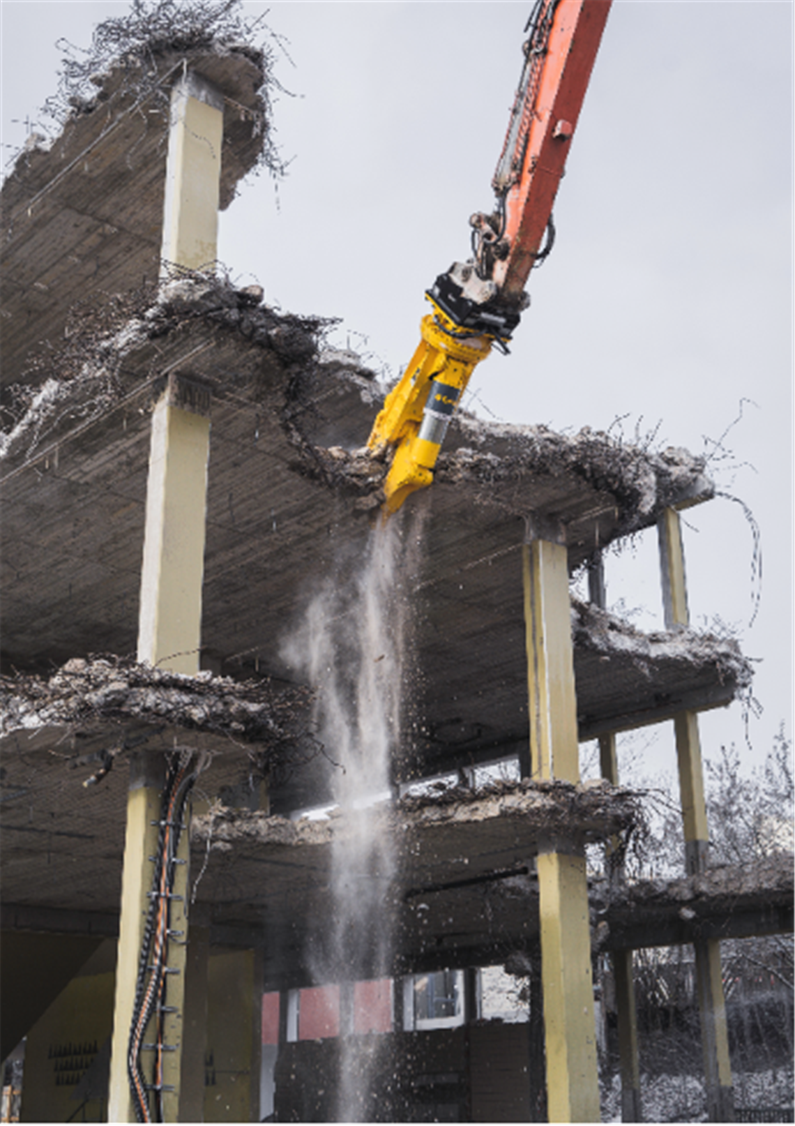 Ottl Abbruch & RÃ¼ckbau taking down an old school building in Taufkirchen in southern Germany.