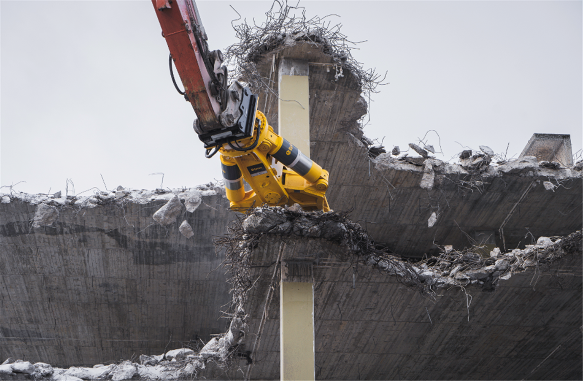 Ottl Abbruch & RÃ¼ckbau uses the Epiroc CC 3700 cutter to take down the school